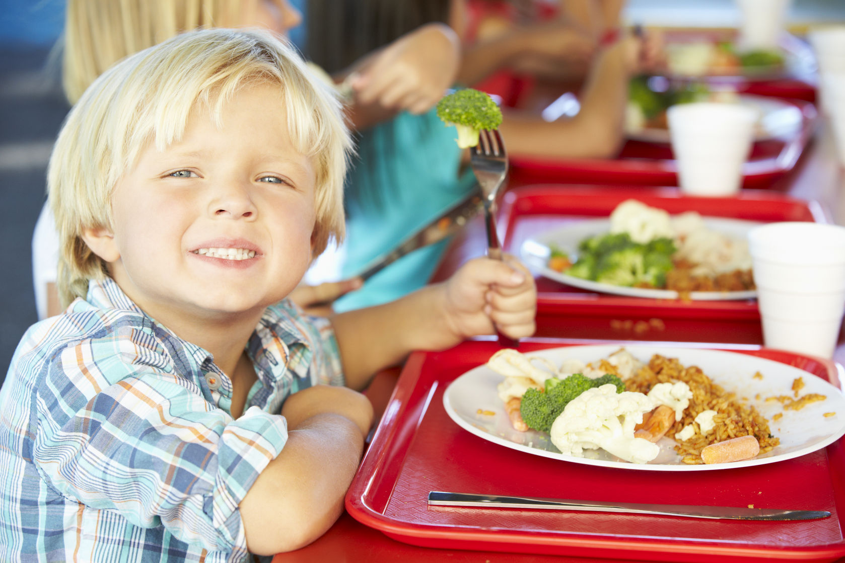 Ешьте вкусно и полезно. Обед для детей. Еда для детей. Питание детей. Дети за столом.